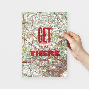 Einzigartiger motivierender Druck - Vintage A4 Landkarte Zitat - "Get Out There (And Do It)" - Typografische Phrase Wandkunst - Roter Siebdruck