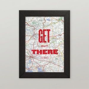 Einzigartiger motivierender Druck - Vintage A4 Landkarte Zitat - "Get Out There (And Do It)" - Typografische Phrase Wandkunst - Roter Siebdruck