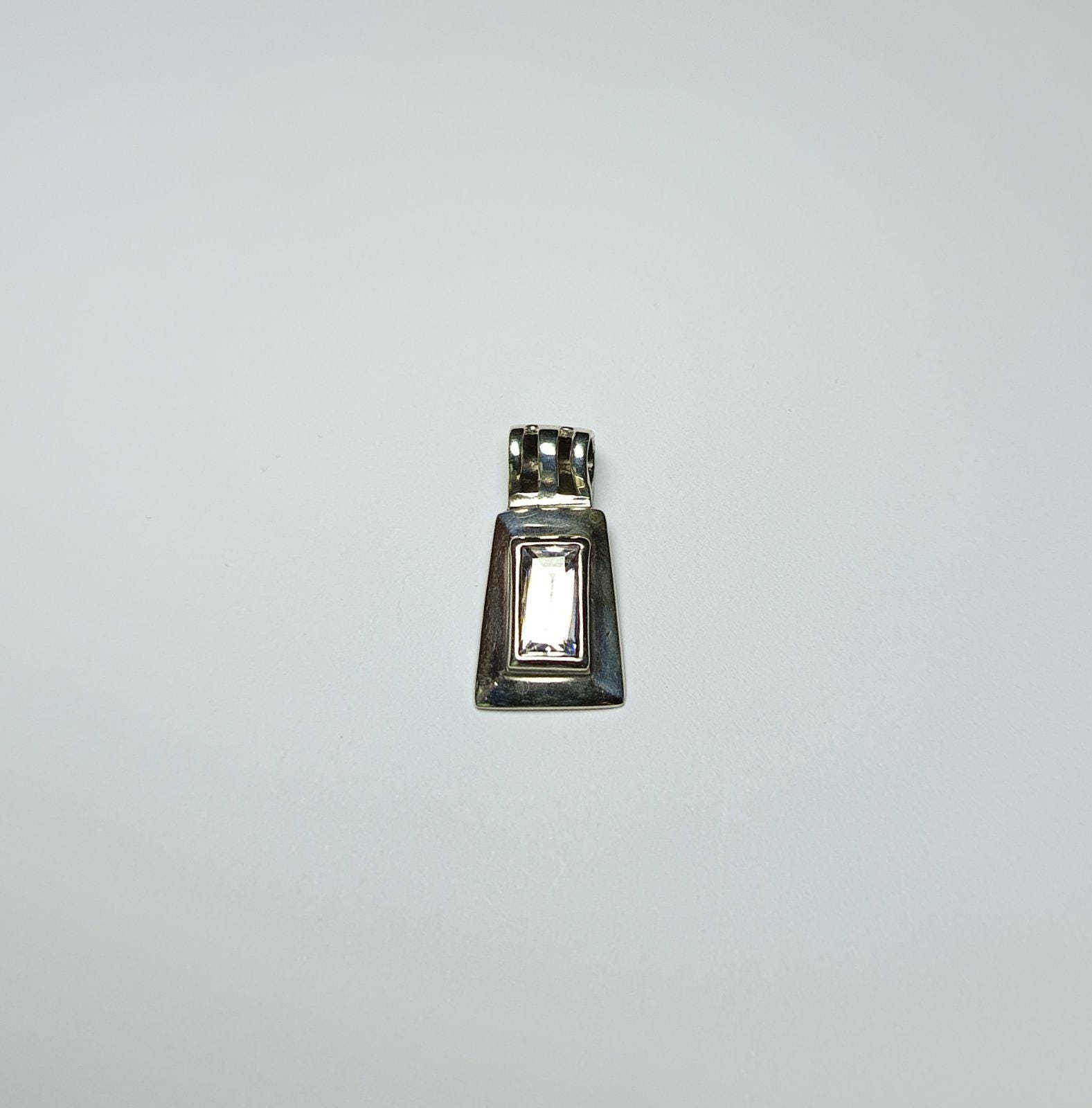 幾何学模様のロッククリスタル付きスターリングシルバーペンダント