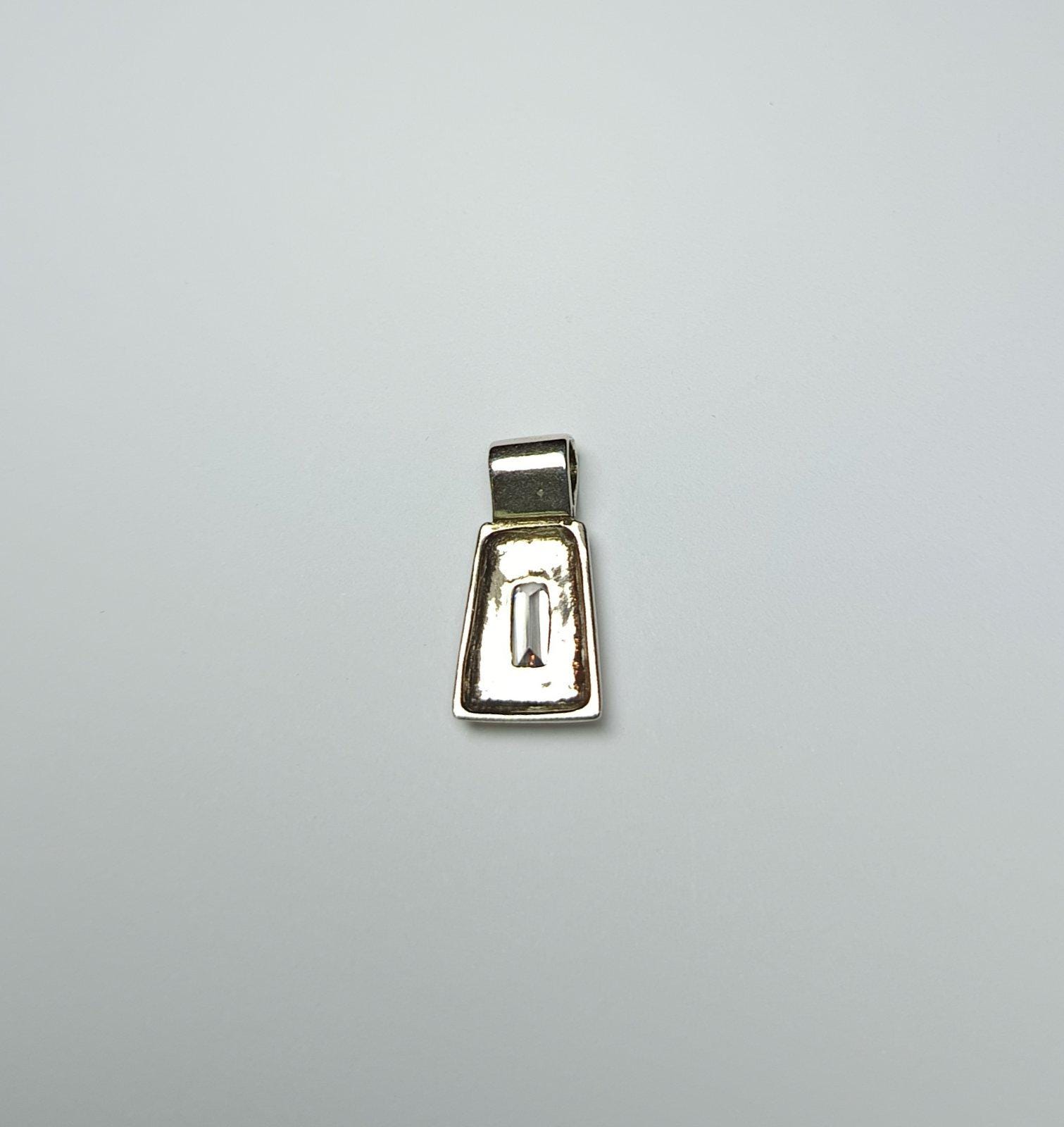 幾何学模様のロッククリスタル付きスターリングシルバーペンダント