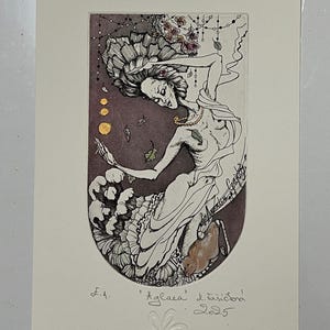 Op de afbeelding: Een artistieke prent met een dansende figuur met gedetailleerd haar en een vloeiende jurk. Het kunstwerk is in zwart-wit met gouden en bruine accenten, tegen een donkerpaarse achtergrond. De prent bevat de tekst "Iglaca L. Vasićová 2025".