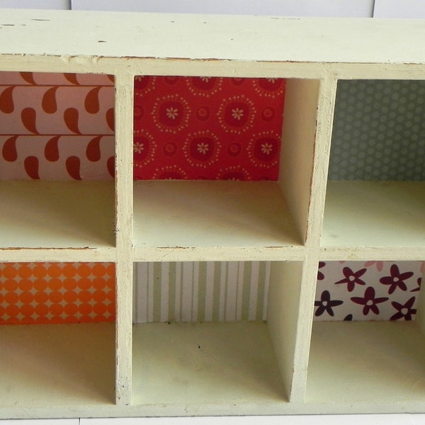 Regal / bin Elfenbein-weiß lackiert Holz verwittert Papier klebte in Feld ein, um Ihre Kreationen zu setzen / Funde Kampagne schicke Paris Frankreich