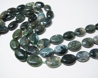 Pode incluir: Um fio de contas de ágata verde musgo, cada conta tem formato oval e um padrão único de verde, branco e preto.
