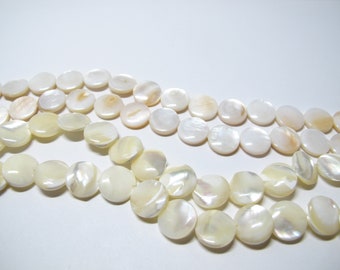 Perles pour vadrouille en nacre. Perles en coquillage blanches/roses naturelles de 11 mm à 12 mm. Perles DIY très lustrées. 15,5 po. fil