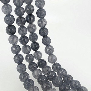 Perle di quarzo grigio naturale. Perle di quarzo sfaccettate nebulizzate. Perline tonde grigie da 10 mm. Filo intero 15&#39;&#39;