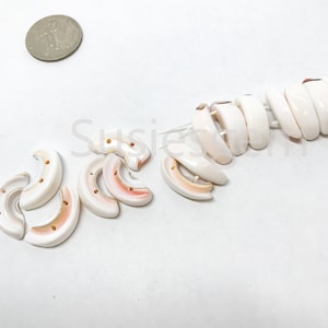 Cuentas de concha natural: pepitas semicirculares de color rosa claro (8 x 20 mm)