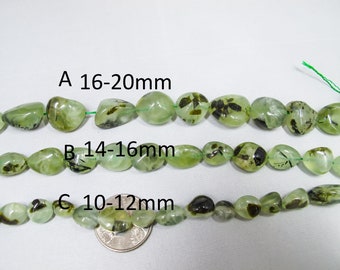 Könnte beinhalten: Drei Stränge grüner Aventurin-Edelsteinkugeln in verschiedenen Größen. Der obere Strang ist mit "A 16-20 mm" beschriftet, der mittlere Strang mit "B 14-16 mm" und der untere Strang mit "C 10-12 mm".