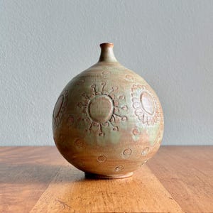 Midcentury weed pot by California artist Helen Rodrigues Hogg / celadon green vase with sgraffito amoeba pattern