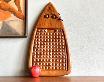 Large 22" teak carving board / midcentury "mouse" cutting and serving tray / teardrop MCM kitchen decor