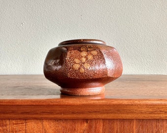 1970s small flowered pot by Jeff Procter / salt-fired pottery by Oregon artist / spice jar or jewelry holder
