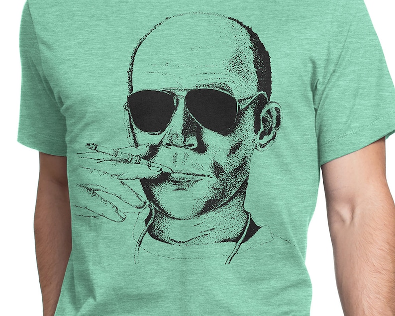 Puede incluir: Una ilustraci&oacute;n en blanco y negro de un hombre con la cabeza rapada que lleva gafas de sol y fuma un cigarrillo.