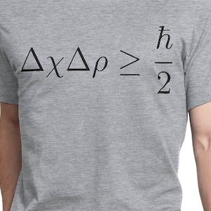 Könnte beinhalten: Ein graues T-Shirt mit der Heisenbergschen Unschärferelation darauf gedruckt. Die Gleichung lautet: ΔxΔp ≥ ħ/2.