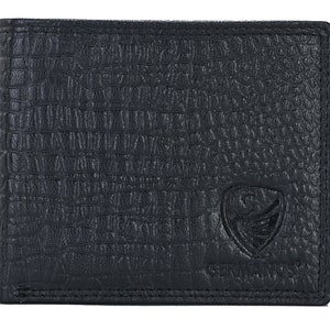 Peut inclure: Un portefeuille en cuir noir avec une surface texturée et un petit logo dans le coin inférieur droit.