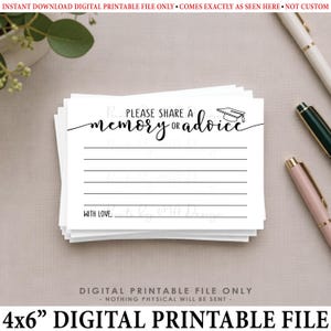 Puede incluir: Una tarjeta rectangular blanca con texto negro que dice PLEASE SHARE A memory OR advice, con un pequeño icono de birrete de graduación. La tarjeta incluye líneas horizontales para escribir y el texto WITH LOVE, en la parte inferior.