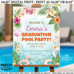 Könnte beinhalten: Ein digitaler Druck auf einer Staffelei, der eine Abschluss-Poolparty ankündigt. Das Schild zeigt tropische Blumen- und Pool-Motive, darunter ein Flamingo, ein Strandball und eine Abschlusskappe. Der Text lautet "Welcome to Emma's Graduation Pool Party!"