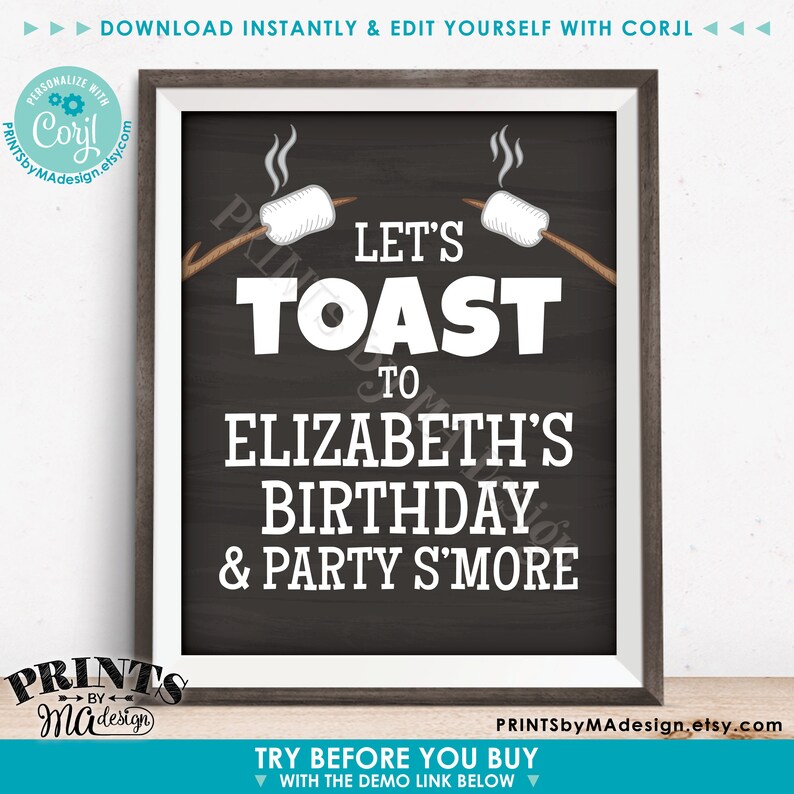 Peut inclure: Une affiche imprimable avec un fond de tableau noir repr&eacute;sentant une sc&egrave;ne de feu de camp avec deux guimauves sur des b&acirc;tons. Le texte dit "Let's Toast to Elizabeth's Birthday & Party S'more".