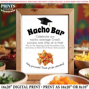 Könnte beinhalten: Digitaldruck in einem Holzrahmen mit dem Text "Nacho Bar" in Schwarz. Der Druck enthält eine Abschlusskappe und den Text "Feiern Sie unseren durchschnittlichen Abschluss, einen Chip nach dem anderen!" und "Heilige Guacamole! Danke fürs Feiern!"