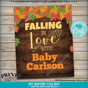 K&ouml;nnte beinhalten: Ein druckbares Schild mit rustikalem Holzhintergrund und Herbstbl&auml;ttern. Der Text lautet "Verliebt in Baby Carlson". Das Schild ist personalisiert mit dem Text "Personalisieren mit Coryl!"