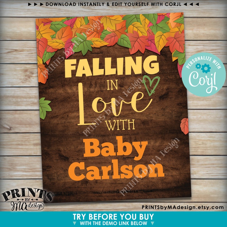 K&ouml;nnte beinhalten: Ein druckbares Schild mit rustikalem Holzhintergrund und Herbstbl&auml;ttern. Der Text lautet "Verliebt in Baby Carlson". Das Schild ist personalisiert mit dem Text "Personalisieren mit Coryl!"