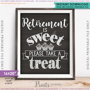 Op de afbeelding: Een ingelijste digitale print met een achtergrond in schoolbordstijl. De witte tekst luidt: "Retirement is Sweet, Please Take a Treat." De print is verkrijgbaar in formaten van 40,6 x 50,8 cm of 20,3 x 25,4 cm. De lijst is donkerbruin.