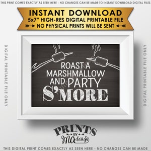 Puede incluir: Un cartel imprimible en blanco y negro con el texto "Roast a marshmallow and party s'more" en una fuente tipo tiza. El cartel está enmarcado en un marco blanco y tiene el texto "Prints by Ma design" en la parte inferior.