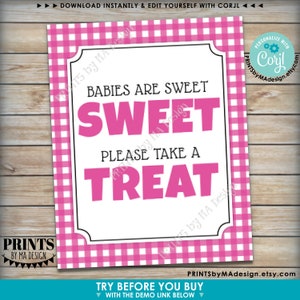 Puede incluir: Un cartel imprimible con un patr&oacute;n de cuadros vichy rosa y blanco. El cartel presenta el texto "Babies are sweet, Sweet, Please take a treat" en fuente rosa. El cartel est&aacute; enmarcado con un borde negro y tiene un fondo blanco.
