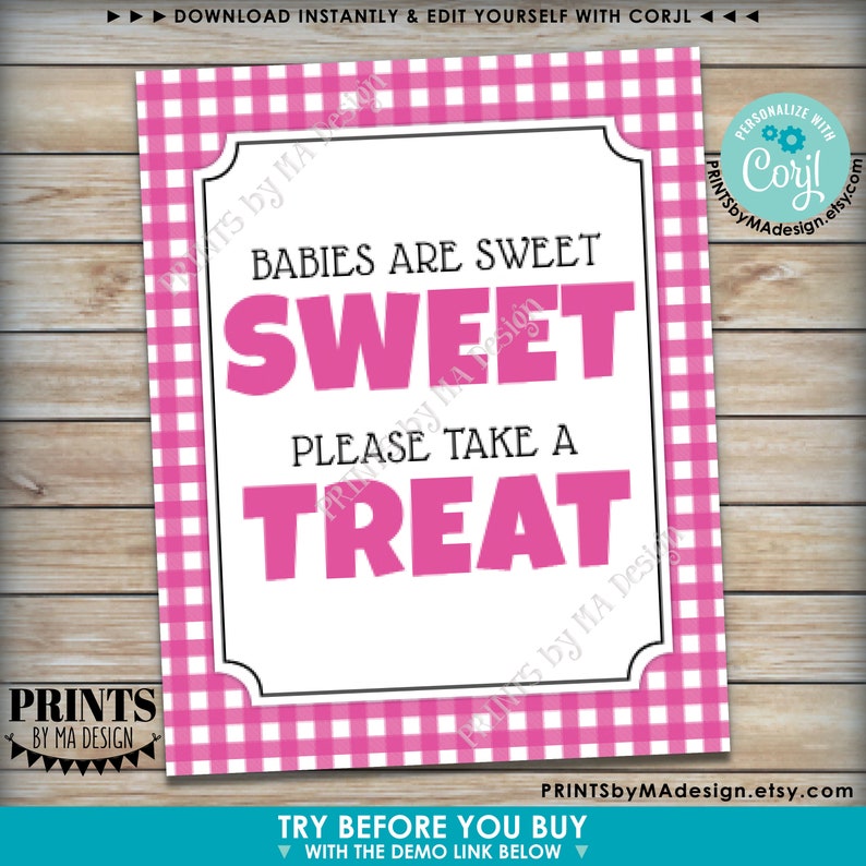 Puede incluir: Un cartel imprimible con un patr&oacute;n de cuadros vichy rosa y blanco. El cartel presenta el texto "Babies are sweet, Sweet, Please take a treat" en fuente rosa. El cartel est&aacute; enmarcado con un borde negro y tiene un fondo blanco.