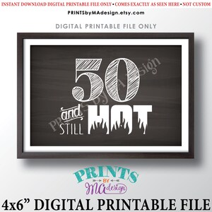 Signo de cumpleaños número 50, 50 y todavía caliente, divertido bar de dulces número 50, decoración de fiesta del quincuagésimo cumpleaños, pizarra IMPRIMIBLE de 4x6&quot; estilo 50 y signo caliente &lt;ID&gt;