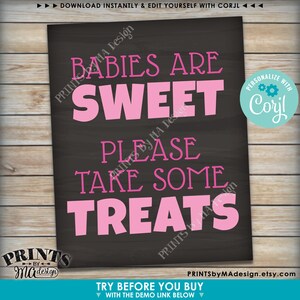 Pu&ograve; includere: Un cartello nero in ardesia con testo rosa che dice "I bambini sono dolci, prendi qualche leccornia". Il cartello &egrave; decorato con un logo bianco e rosa che dice "Prints by Ma Design".