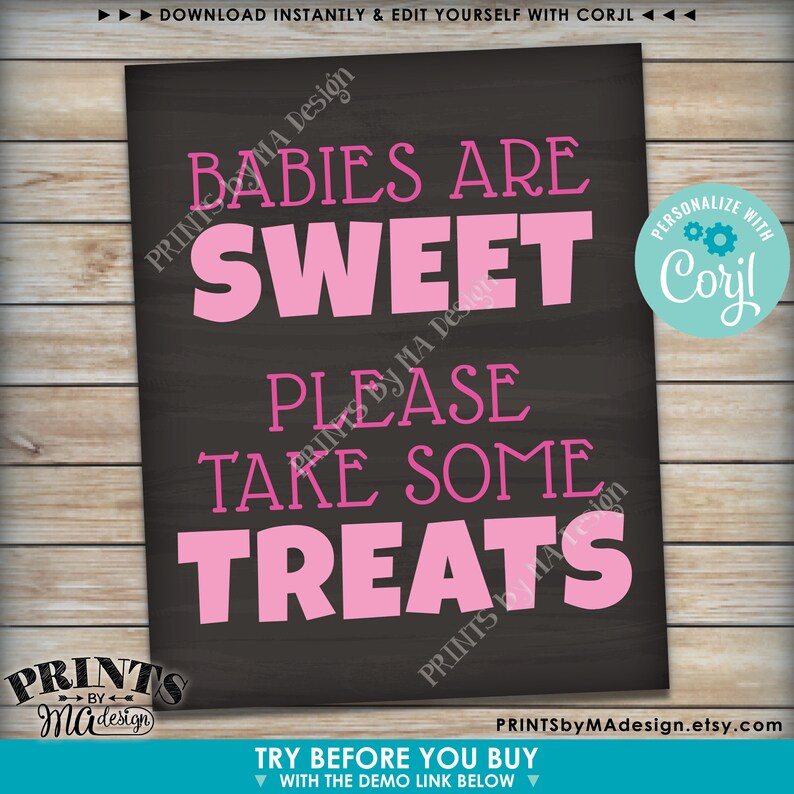 Pu&ograve; includere: Un cartello nero in ardesia con testo rosa che dice "I bambini sono dolci, prendi qualche leccornia". Il cartello &egrave; decorato con un logo bianco e rosa che dice "Prints by Ma Design".