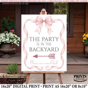 Könnte beinhalten: Ein weißes rechteckiges Schild mit einer großen rosa Schleife oben und einem rosa Schleifenrand. Der Text lautet THE PARTY IS IN THE BACKYARD mit einem nach rechts zeigenden rosa Pfeil und dem handschriftlichen Text Please come around back.