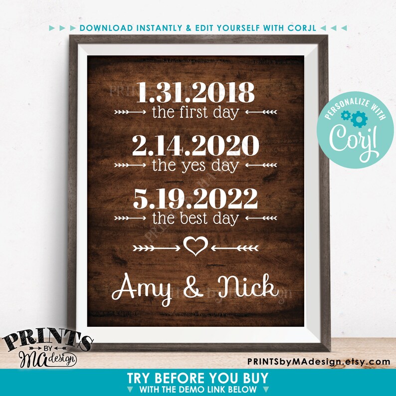 Puede incluir: Un cartel imprimible con un fondo de madera que presenta tres fechas y el texto "el primer d&iacute;a", "el d&iacute;a del s&iacute;" y "el mejor d&iacute;a". El cartel tambi&eacute;n incluye los nombres "Amy & Nick" y el texto "Personalizar con Corjl".
