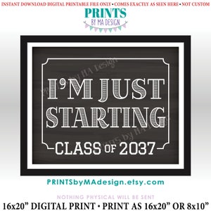 Może przedstawiać: Czarno-biały cyfrowy znak do wydrukowania w stylu tablicy kredowej z tekstem "I'm Just Starting - Class of 2037" w ozdobnym kroju pisma. Znak jest oprawiony w czarną ramkę.