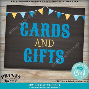 Puede incluir: Un cartel imprimible con fondo de pizarra y una guirnalda azul y amarilla en la parte superior. El cartel dice "CARDS AND GIFTS" en una fuente azul y blanca. El cartel es para una fiesta o evento.