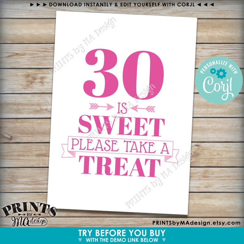 以下が含まれることがあります： ピンクと白の印刷可能なサインで、「30 is sweet, please take a treat」と書かれています。サインは矢印とバナーで飾られています。30歳の誕生日パーティー用の印刷可能なサインです。