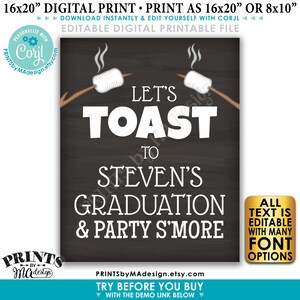 Peut inclure: Une pancarte de style tableau noir avec un fond blanc qui dit "Let's Toast to Steven's Graduation & Party S'more". La pancarte a un graphique de deux guimauves sur des b&acirc;tons au-dessus d'un feu de camp avec de la fum&eacute;e provenant des guimauves. Le texte "All Text is Editable with Many Font Options" est dans une bo&icirc;te dor&eacute;e dans le coin inf&eacute;rieur droit de la pancarte.