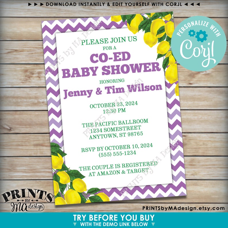 Puede incluir: Una invitaci&oacute;n de baby shower con estampado de chevron morado y blanco con una ilustraci&oacute;n de rama de lim&oacute;n. La invitaci&oacute;n dice "Por favor, &uacute;nase a nosotros para una baby shower mixta en honor a Jenny & Tim Wilson" e incluye la fecha, la hora, la ubicaci&oacute;n y la informaci&oacute;n de RSVP. El texto "Personalizar con Corjl" est&aacute; en la esquina superior derecha.