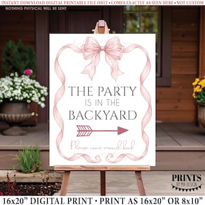 Könnte beinhalten: Ein weißes rechteckiges Schild mit einer großen, hellrosa Aquarellschleife oben, deren Bänder den Text einrahmen. Das Schild zeigt den Text THE PARTY IS IN THE BACKYARD in Dunkelgrau, gefolgt von einem rosa Pfeil und dem Text Please come around back.