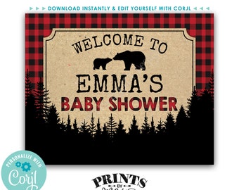 Puede incluir: Un cartel digital imprimible de 40,6 x 50,8 cm para un baby shower. El cartel presenta un fondo de cuadros rojos y negros con un cartel de papel marrón que dice "Bienvenido al baby shower de Emma". El cartel también presenta una silueta de una osa madre y un osito.