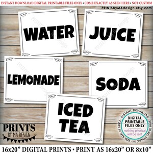 Puede incluir: Cinco letreros blancos con texto negro para bebidas: Agua, Jugo, Limonada, Soda y Té helado. Cada letrero tiene un borde negro y diseños de esquina de gorro de graduación. Los letreros están sobre un fondo de madera.