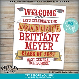 Pode incluir: Um an&uacute;ncio de formatura com texto vermelho que diz "BEM-VINDO, VAMOS CELEBRAR O FORMANDO, BRITTANY MEYER, TURMA DE 2027, WEST CENTRAL HIGH SCHOOL". O texto est&aacute; em um fundo branco com detalhes dourados e capelos.