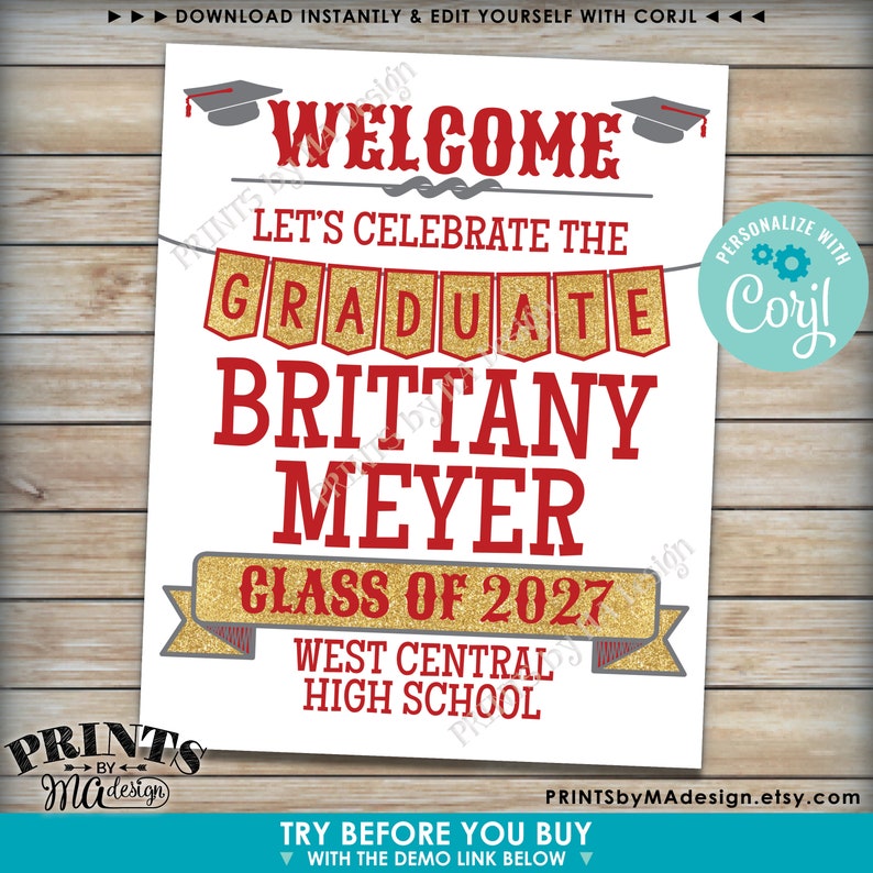 Pode incluir: Um an&uacute;ncio de formatura com texto vermelho que diz "BEM-VINDO, VAMOS CELEBRAR O FORMANDO, BRITTANY MEYER, TURMA DE 2027, WEST CENTRAL HIGH SCHOOL". O texto est&aacute; em um fundo branco com detalhes dourados e capelos.