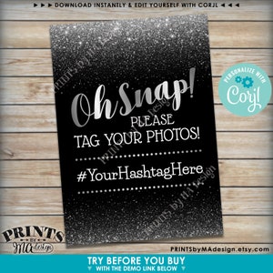 以下が含まれることがあります： 黒と銀のグリッター背景に、銀色の文字で「Oh Snap! Please Tag Your Photos! #YourHashtagHere」というテキストが書かれています。 「Personalize with Corjl!」というテキストは、歯車のアイコンが付いた円の中に書かれています。