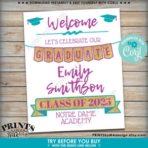 Pode incluir: Um letreiro de boas-vindas de formatura com o texto "Bem-vindo" e "Vamos celebrar nosso graduado". O letreiro inclui o nome da graduada, "Emily Smithson", e "Turma de 2025". O letreiro &eacute; decorado com detalhes em azul-turquesa e dourado.