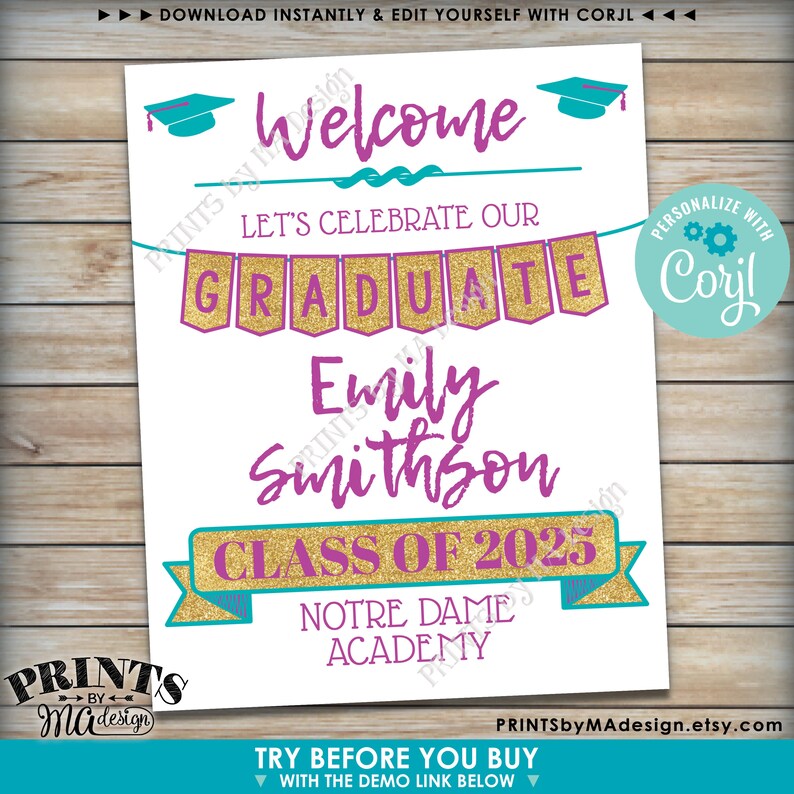 Pode incluir: Um letreiro de boas-vindas de formatura com o texto "Bem-vindo" e "Vamos celebrar nosso graduado". O letreiro inclui o nome da graduada, "Emily Smithson", e "Turma de 2025". O letreiro &eacute; decorado com detalhes em azul-turquesa e dourado.