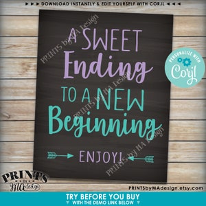 Puede incluir: Un letrero negro estilo pizarra con las palabras "A Sweet Ending To A New Beginning" en escritura lavanda y verde azulado. La palabra "Enjoy!" est&aacute; debajo con acentos de flecha. El letrero est&aacute; sobre un fondo de madera.