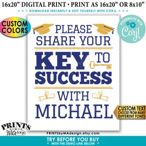 Op de afbeelding: Digitale print met de tekst "PLEASE SHARE YOUR KEY TO SUCCESS WITH MICHAEL". Het ontwerp bevat afstudeerhoeden, rollen en een sleutelafbeelding. Verkrijgbaar in aangepaste kleuren en lettertypen.