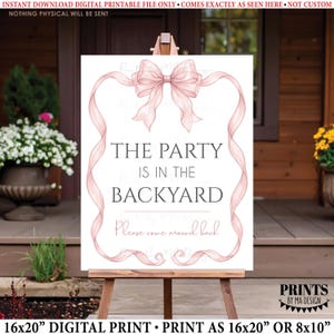 Könnte beinhalten: Ein weißes rechteckiges Schild mit einer großen rosa Schleife oben und einem rosa Band als Umrandung. Der Text lautet THE PARTY IS IN THE BACKYARD und Please come around back in dunkelgrauer Schrift. Das Schild steht auf einer Holzstaffelei.