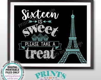 Puede incluir: Un cartel imprimible en blanco y negro con el texto "Sixteen is sweet, please take a treat" en una fuente tipo tiza. El cartel también presenta una Torre Eiffel turquesa y tres cupcakes turquesa.