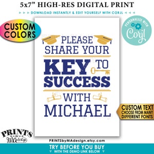 Op de afbeelding: Een afdrukbaar afstudeerschild van 12,7 x 17,8 cm met een gouden sleutel en een blauwe banner met de tekst "Key to Success". Het schild is gepersonaliseerd met de naam "Michael" en heeft aan beide kanten van de tekst een gouden afstudeerhoed en een diploma. Het schild is aanpasbaar met verschillende lettertypen en kleuren.